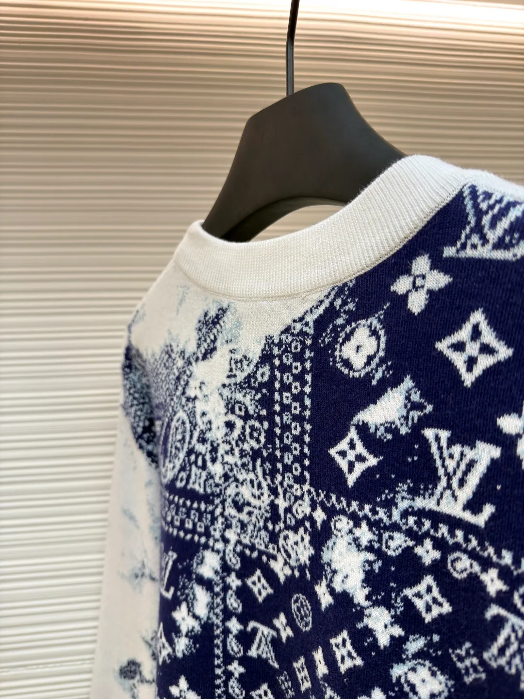 LOUIS VUITTON blue and white gradient sweater ●Authentic product: 10200 purchased and developed ●Item number: 1680943-B25 ●Fabric: sweater fabric ●Technology: tie-dye production ●Version: fitted version ●Weight: about 465 grams ●Size: XS-S-M-L ●Description: Using 14-needle computerized flat knitting needles, the needle path density is small. To restore the perfect effect of the original version, it is extremely difficult to develop a higher version, and the time cost and development cost are greatly increased. In order to give the pattern a bleached tie-dye effect, it is cleverly presented through the jacquard process. We use manual reference to the original It took 65 days to count the patterns manually, and 975,946 pinholes were manually counted. The patterns, every flower, every color, are truly perfect and full of details. The wool material is made of 100% (fully combed) cotton yarn, and the color effect is as high as 95% or more. The overall workmanship is very complicated. The embroidery is made with heat-capacitive glue, which needs to be ironed to ensure quality. The checkerboard pattern needs to be positioned correctly, so it is very fast. Each process of the entire garment is slow and time-consuming.